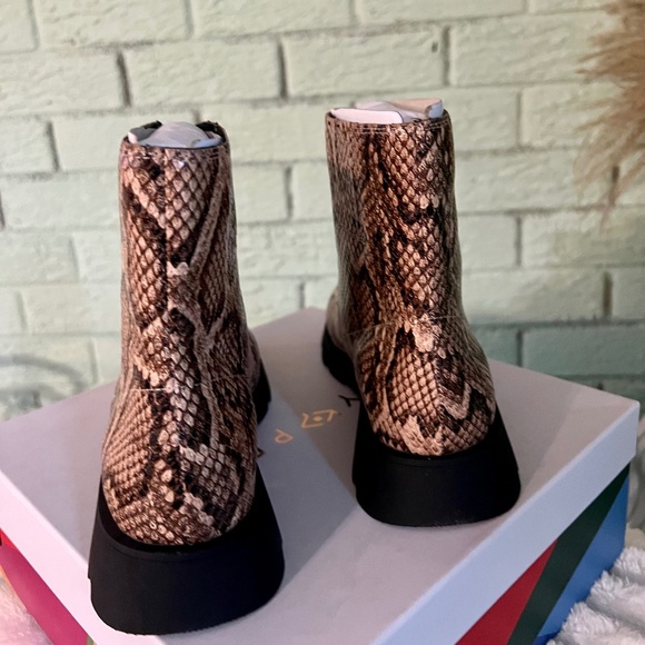 New Katy Perry's "The Daarling Combat Boot"in True Taupe,SZ 7M / 37M - Picture 6 of 6